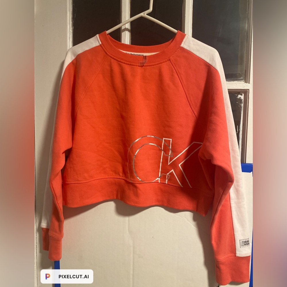 CALVIN KLEIN CROP TOP STYLED -SWEAT/GYM/COMFORT SHIRT. JUNIORS SCHOOL ATTIRE!!!